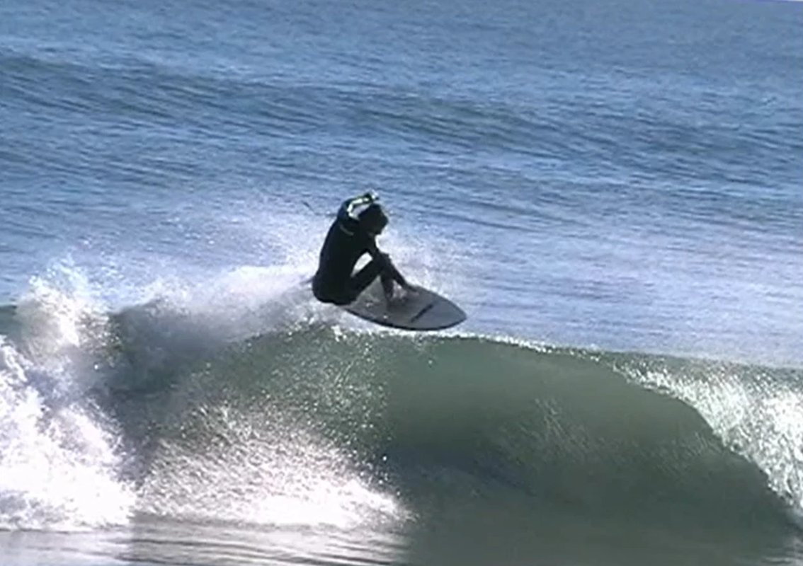 Clean wave at Matatā with SH2 traffic passing 200m away. Most drivers never know there's surf here, Matatā surf spot, Bay of 