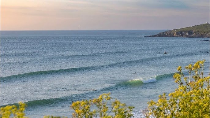 First light at the point with the dedicated crew paddling out. Mid-week winter mornings are when locals catch it quiet, Ragla